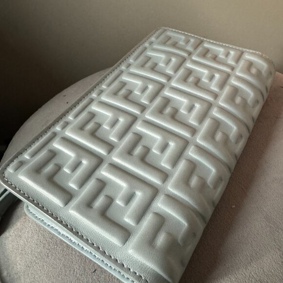 Fendi -Logo Embossed Shoulder Bag - Picture 5 of 5